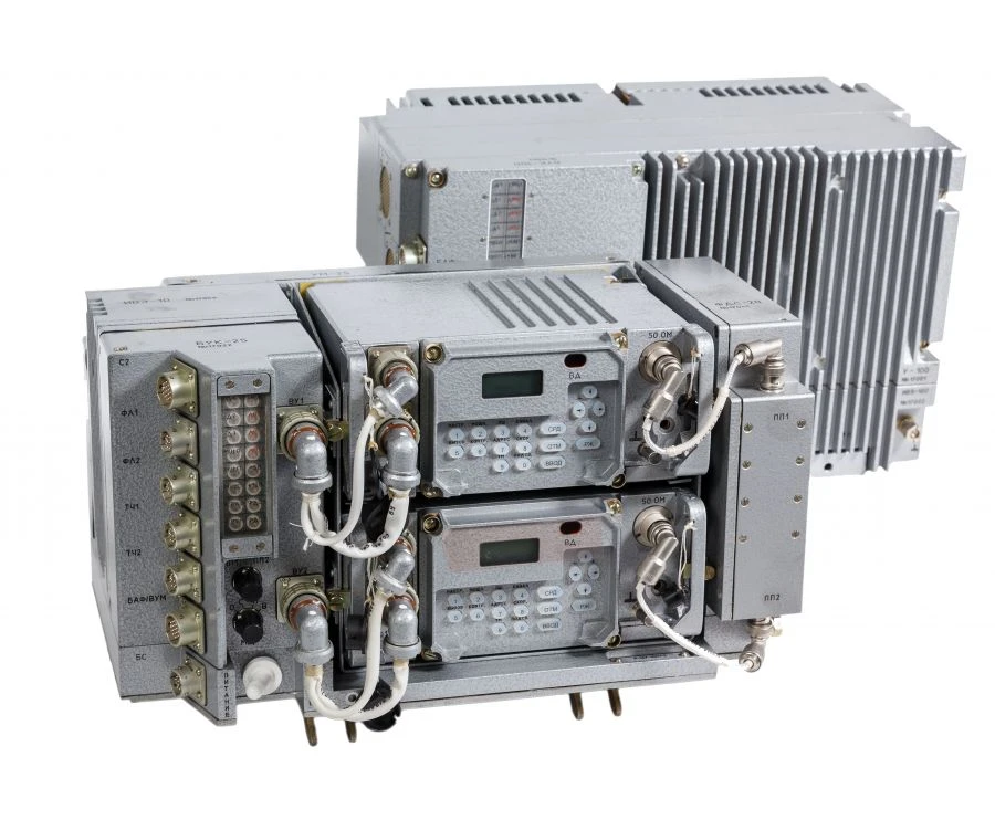 محطة راديو VHF للتواصل بين الوحدات المتنقلة R-168-100U-2