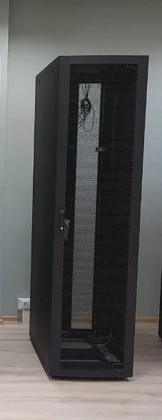 Шкафы для ИТ-оборудования напольные торговой марки C3 Solutions, серии C3.SB