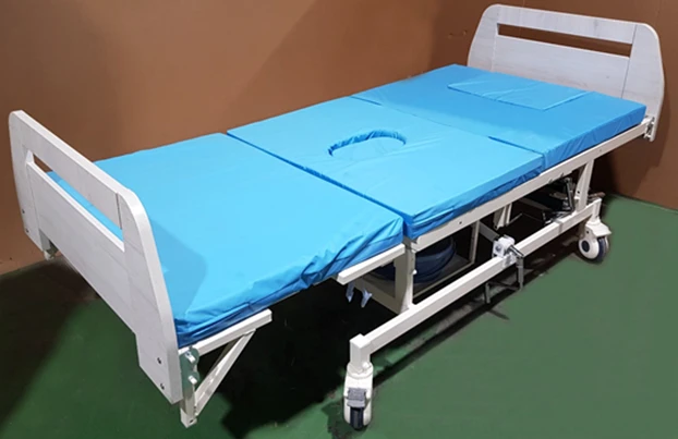 Кровать медицинская функциональная с выдвижным туалетным устройством серии МВН с принадлежностями