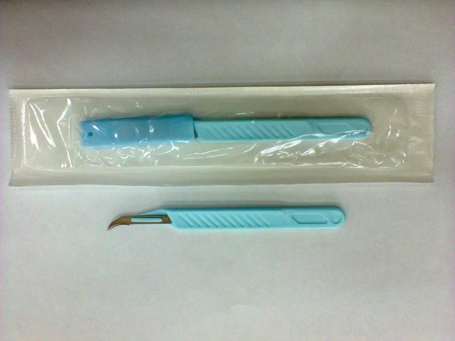 سكّين جراحي disposable بمقبض بلاستيكي نوع 1 شفرة رقم 12