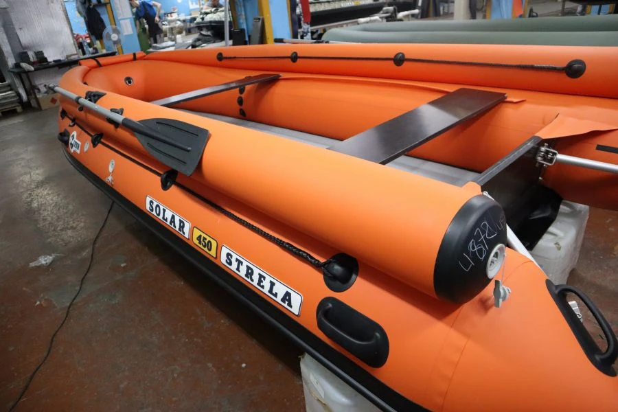 قارب نفخ بمحرك SOLAR-450 Strela Jet Tunnel (Expedition)
