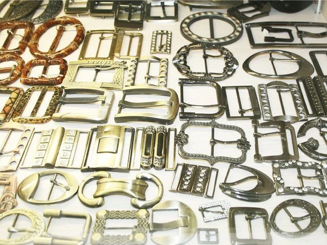 مشابك معدنية غير ثمينة للملابس والإكسسوارات