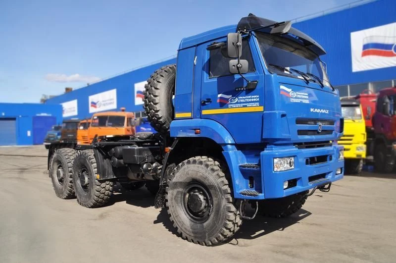 الجرار نصف المقطورة UZST05 174T-37 على شاسيه كاMAZ 6522-53