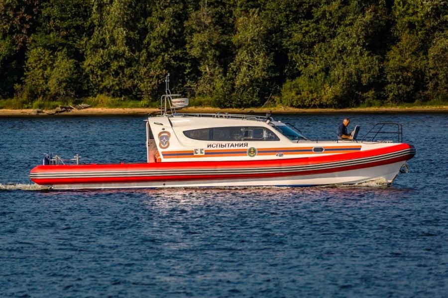 قارب ترفيهي صغير "RIB 1200
