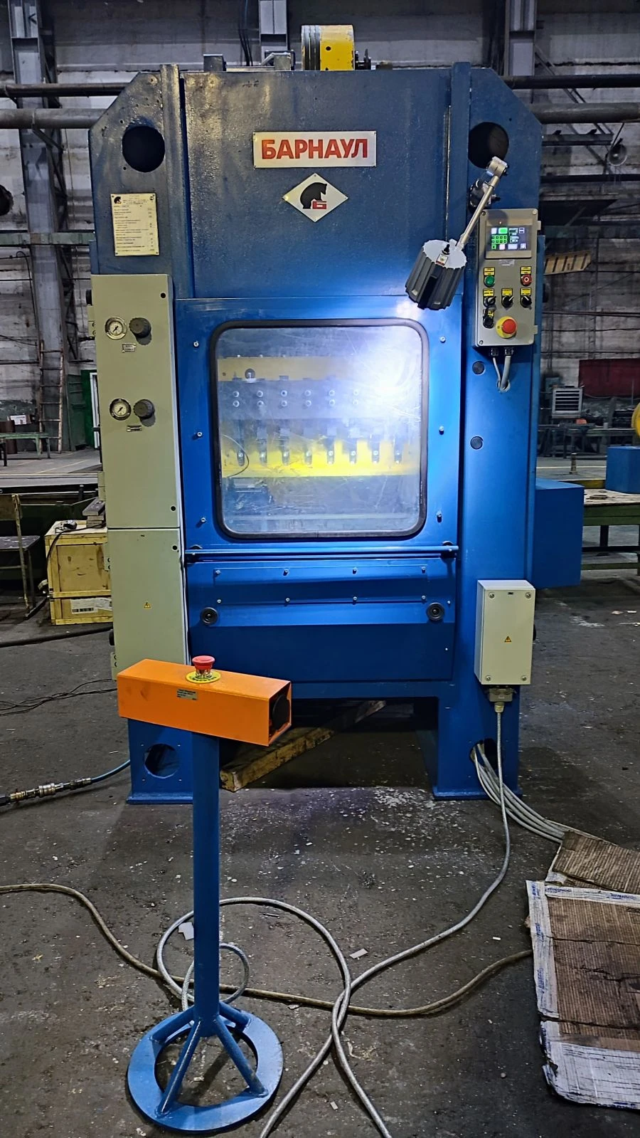 مكبس أوتوماتيكي متعدد المواضع للصفائح A6126V
