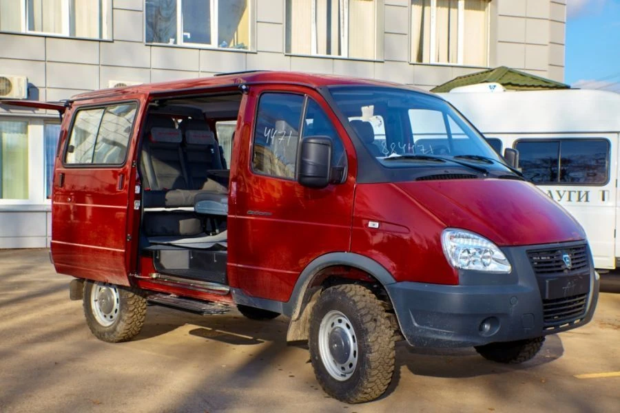 حافلة لنقل الركاب والبضائع IAC-1767M2 على قاعدة GAZ 3221