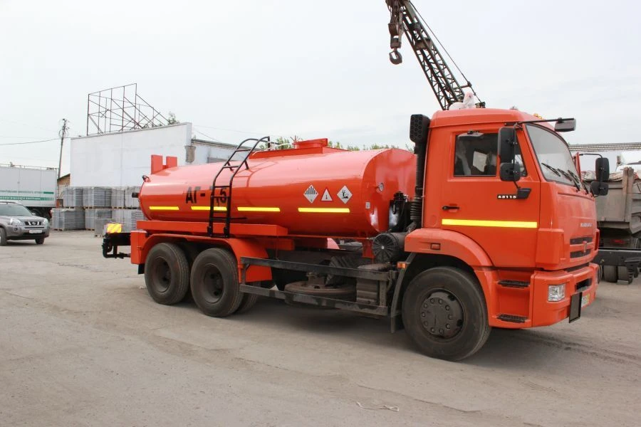 بخاخ البيتومين AГ-65111 على هيكل كاما 65111-50