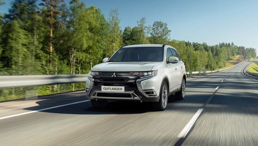 ميتسوبيشي أوتلاندر 2.0 لتر CVT 4WD - SUV عائلية متعددة الاستخدامات