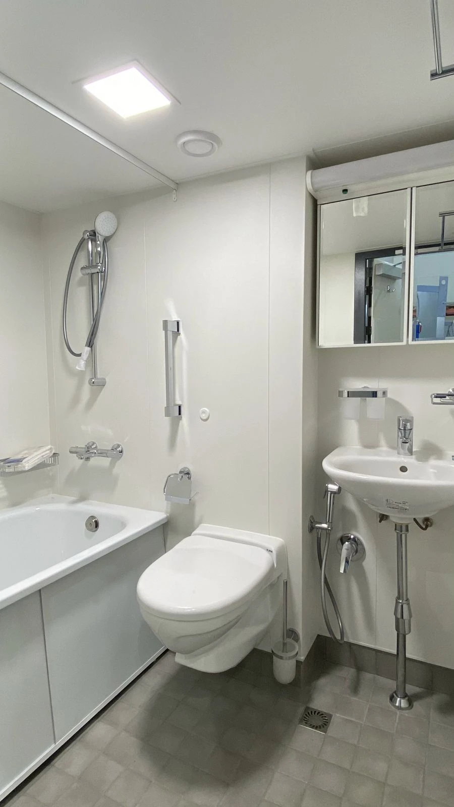 كابينة صحية مع حوض استحمام للاستخدام البحري - ALKI 360053.288