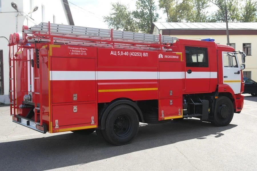 صهريج إطفاء AЦ 5.0-40 (43253) VЛ على هيكل كاما