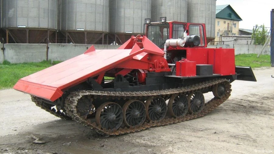 جرار دبابات لنقل الأشخاص والبضائع على الطرق الوعرة TG-44