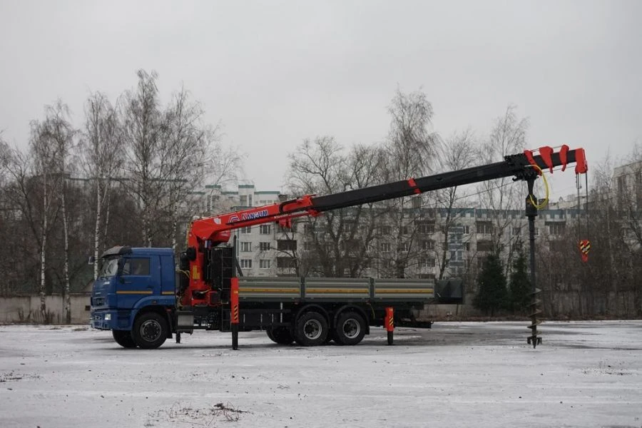 Автомобиль специальный с краном погрузочным гидравлическим типа КМА на базе КАМАЗ 65117 и его модификации 64K32N-UC