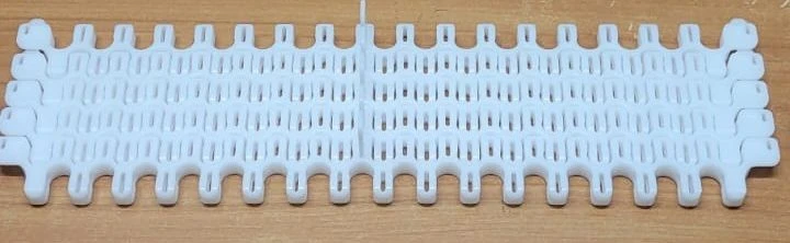 حزام النقل الم modular ML101R POM (xx X xx مم؛ فاصل طولي؛ دبوس POM؛ مشابك)
