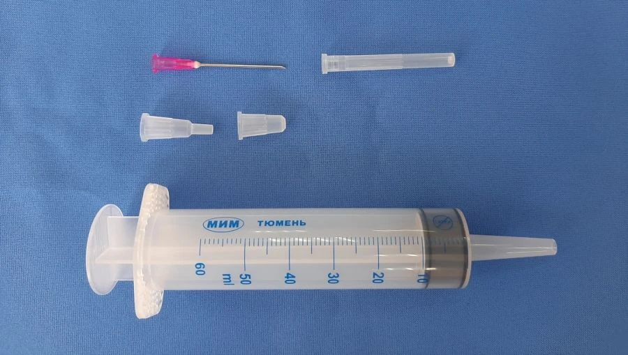 حقنة أحادية الاستخدام، ثلاثية الأجزاء، سعة 50 مل مع طرف قسطرة وإبرة حقن