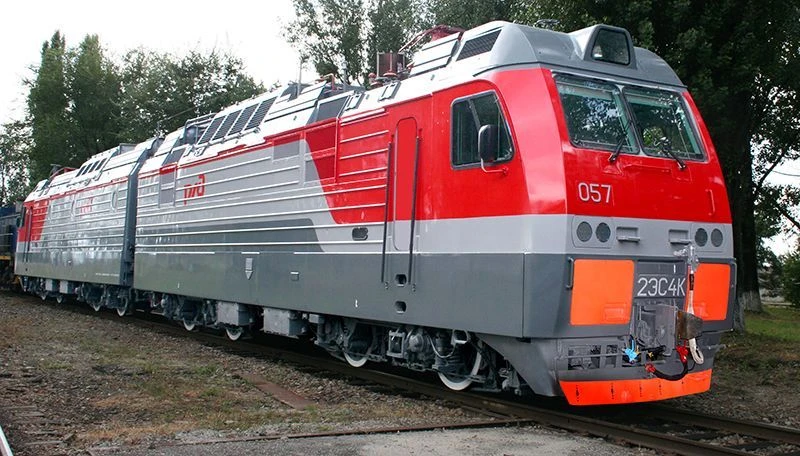  locomotiva الكهربائية الرئيسية للبضائع بقوة 6200 كيلو وات وسرعة 120 كم/ساعة 2ЭС4К