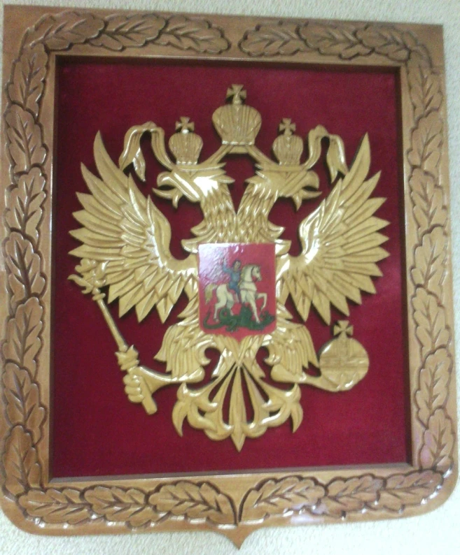 Герб Российской федерации деревянный резной с отделкой бархатом