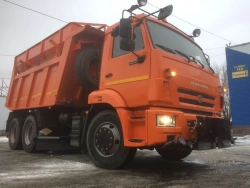 آلة تنظيف شوارع كومبينية KMD-65111C على هيكل كاما ز65111-50