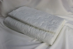 Quilted Bed Covers Made of Cotton and Synthetic Fabrics with Cotton and Synthetic Fiber Filling