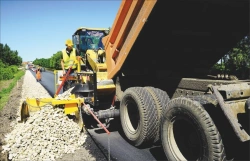 Aggregate Spreader STAKER for Roadside Reinforcement