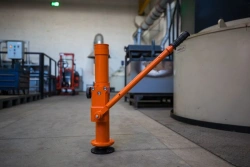 Universal Hydraulic Jack DGU-10 for Lifting and Moving Loads