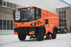 All-Season Self-Propelled Vacuum Sweeper Machine