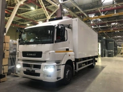 Refrigerated Truck with Hydraulic Lift for Cargo Transport