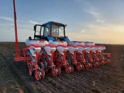 Precision Seeder for Row Crops PZK-D8
