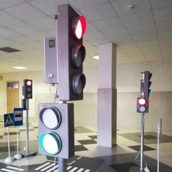 Traffic Light Model for Educational Purposes with Pedestrian and Vehicle Signals