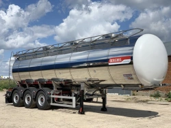 Food Grade Three-Axle Tank Semi-Trailer 24000L with Cleaning System BERGHEL 9116P3